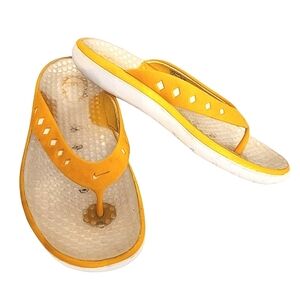 Nike Rejuven8 Womens Sandals Yellow Size 10 Textured Soles Beach Comfort Active